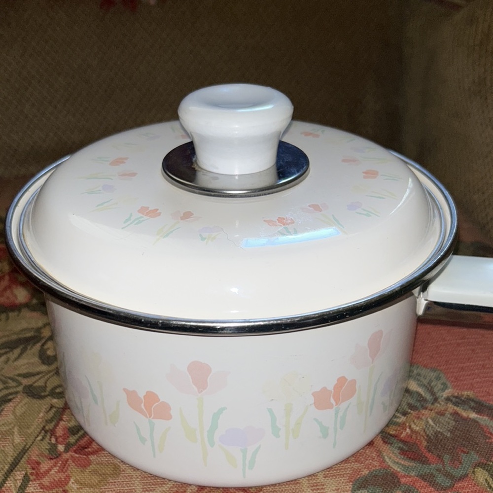 Vintage Lincoware Enamelware Pot with lid